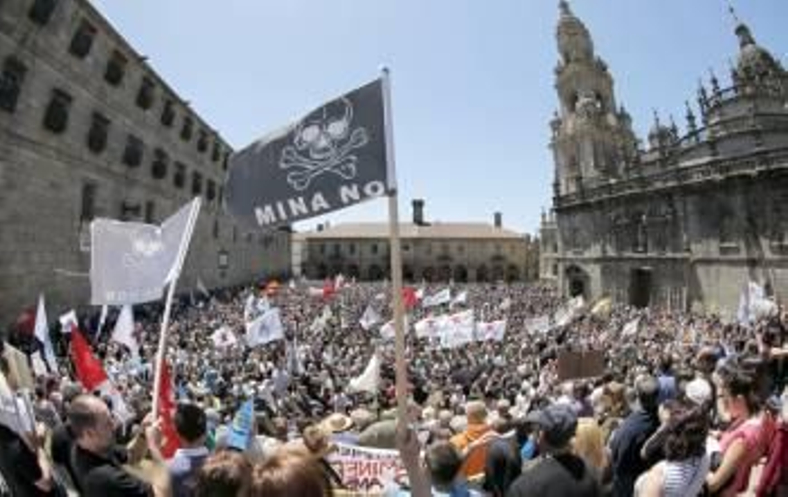 Los manifestantes en la Plaza de la Quintana. (Foto: LAVANDEIRA JR.)