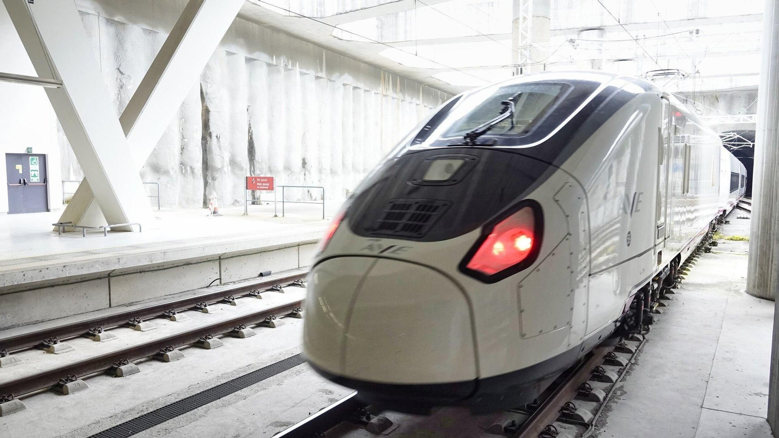 El AVE saliendo de Vigo Urzaiz hacia Madrid. // Vicente Alonso