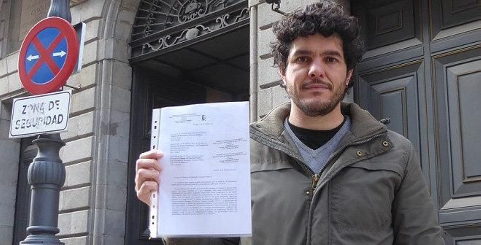 El co-coordinador de IU-Exterior, Eduardo Velázquez, ha entregado una carta en el registro del Ministerio de Hacienda y Función Pública