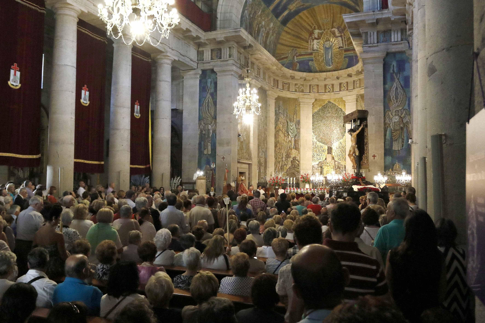 Los fieles llenaron la Concatedral ayer durante la celebración de la Misa Solemne, oficiada por el obispo y cantada por la Coral Casablanca (en la fotografía superior). La directiva la Cofradía estuvo acompañada por el alcalde, junto a miembros d