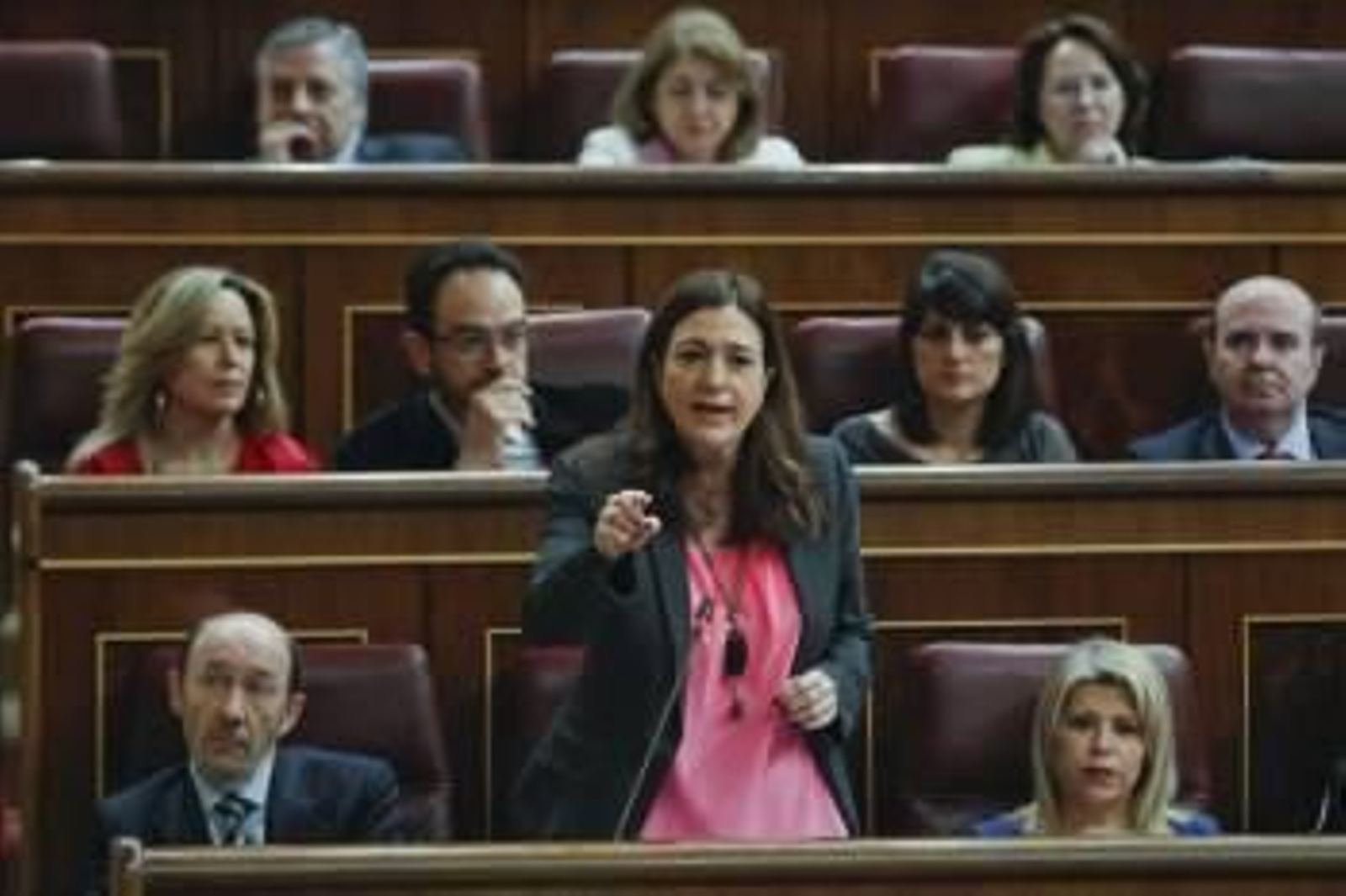La portavoz parlamenaria del PSOE, Soraya Rodríguez, durante la sesión de control en el Congreso. (Foto: EMILIO NARANJO)