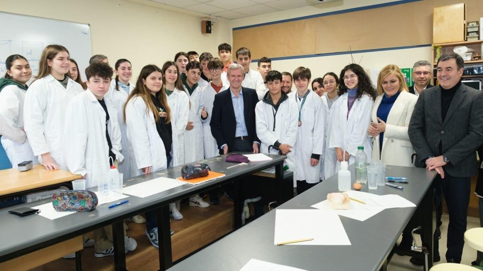 Alfonso Rueda y Román Rodríguez durante su visita al instituto IES Illa de San Simón con Digna Rivas y Javier Bas.