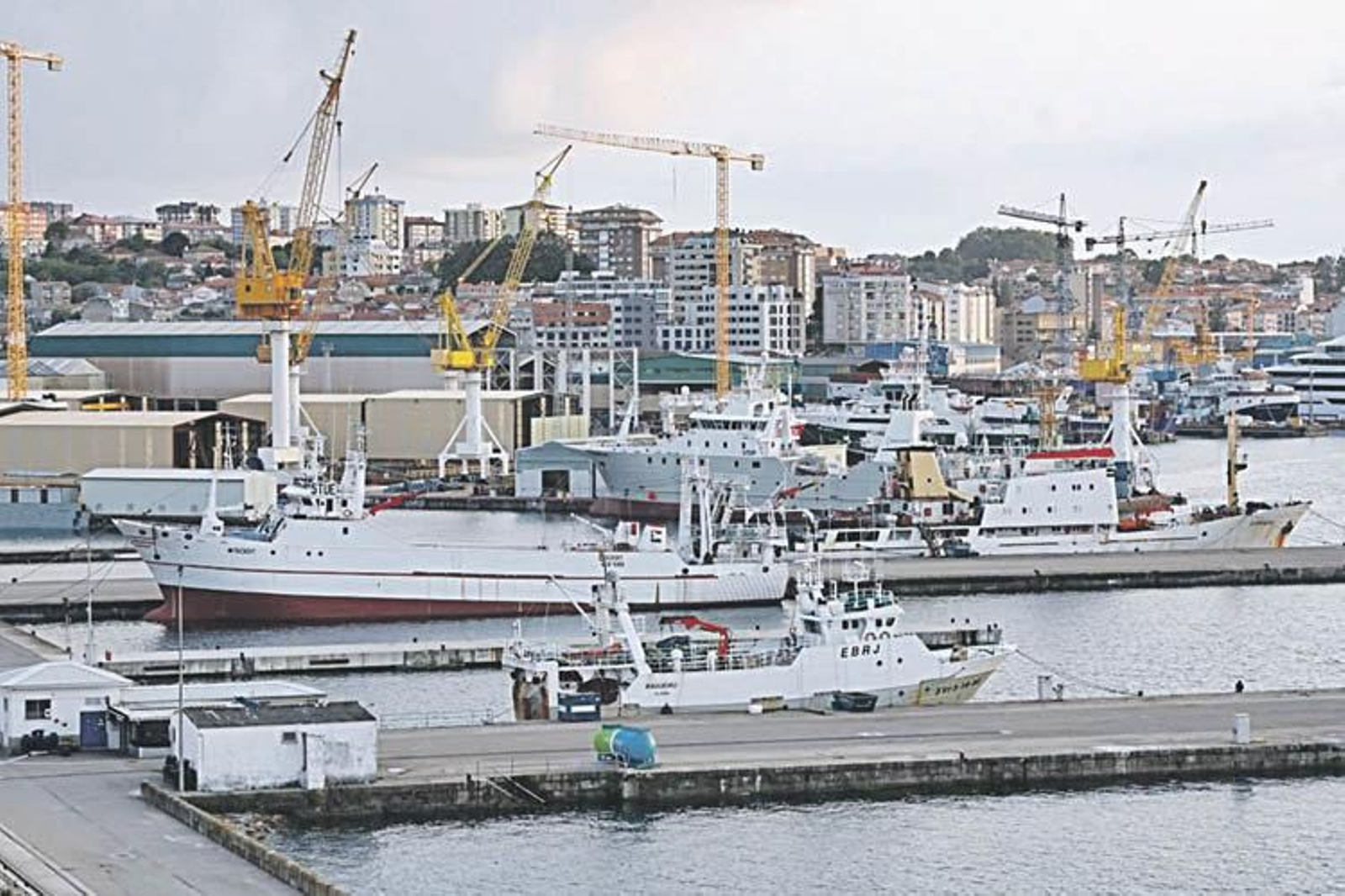 Una imagen general del muelle de Beiramar, con varios barcos de pesca amarrados.