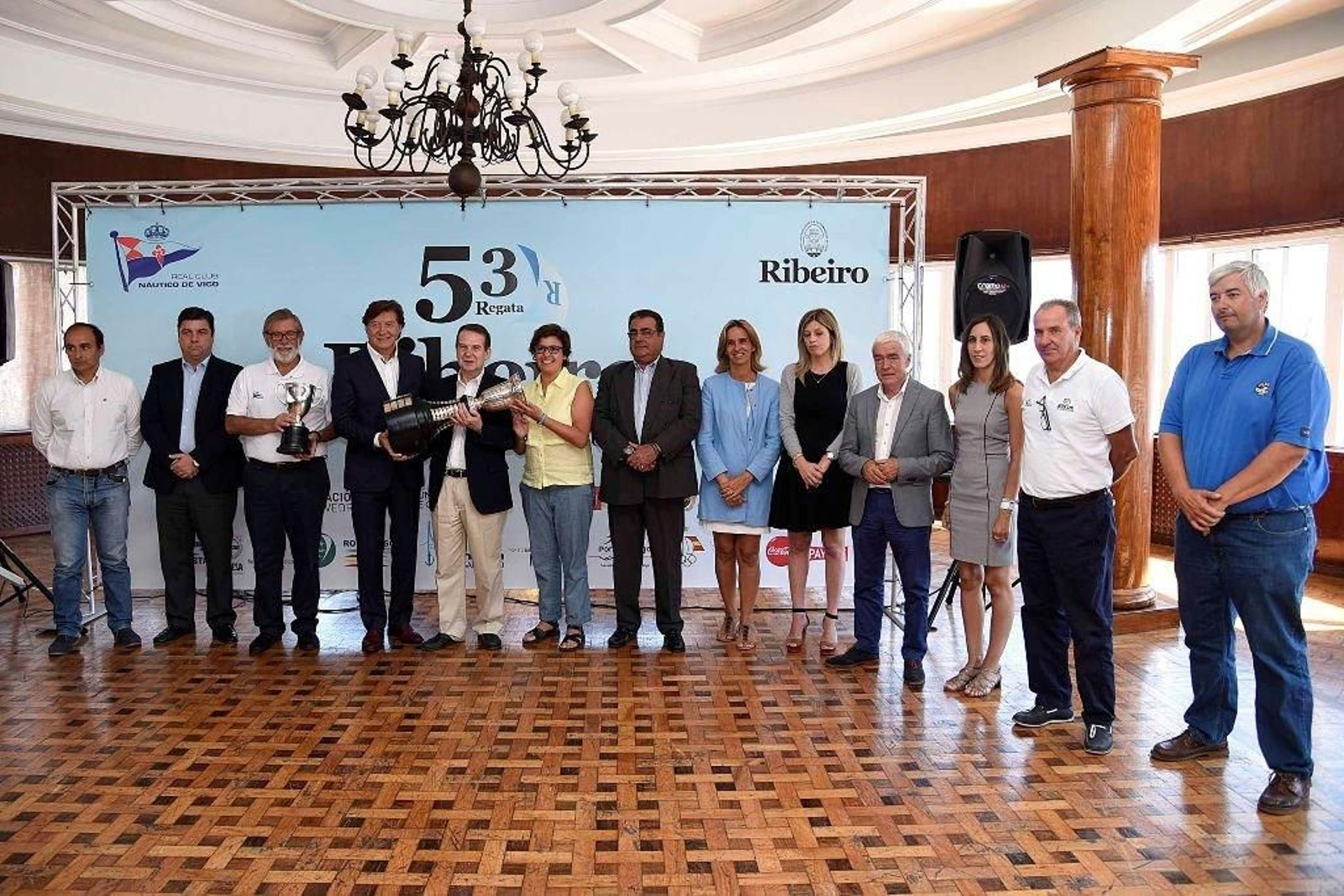 Autoridades y patrocinadores ayer en el Real Club Náutico de Vigo, presentando la 53ª edición de la regata.