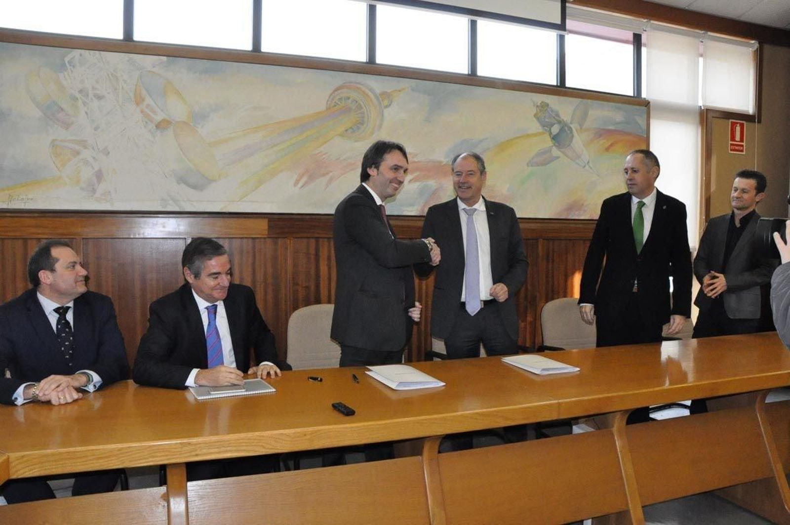Salustiano Mato y Rubén Frieiro firmaron ayer el acuerdo en la Escuela de Telecomunicación.