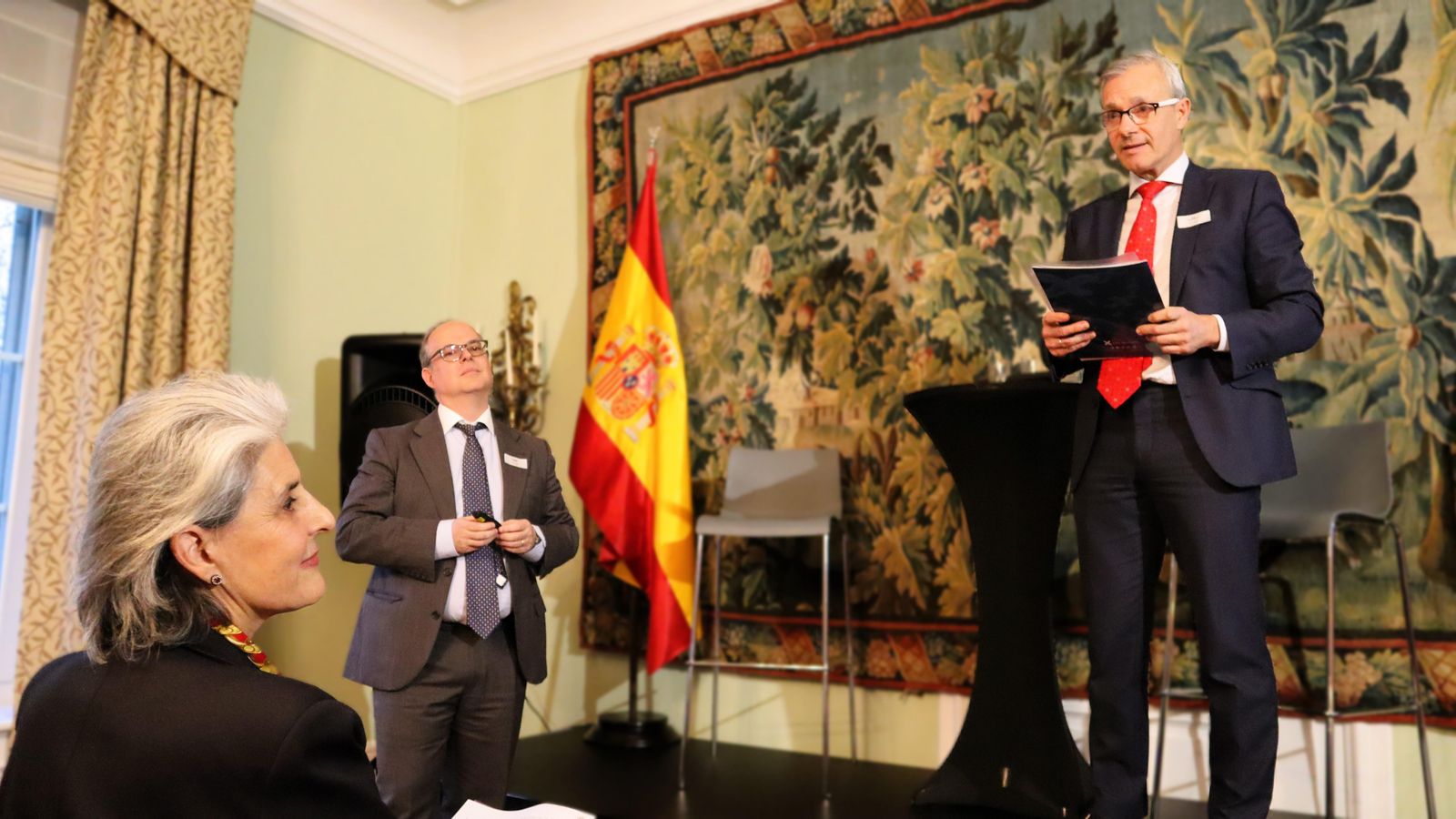 los ponentes, Rául Madrigal y Enrique Samper, y la embajadora Celsa Nuño