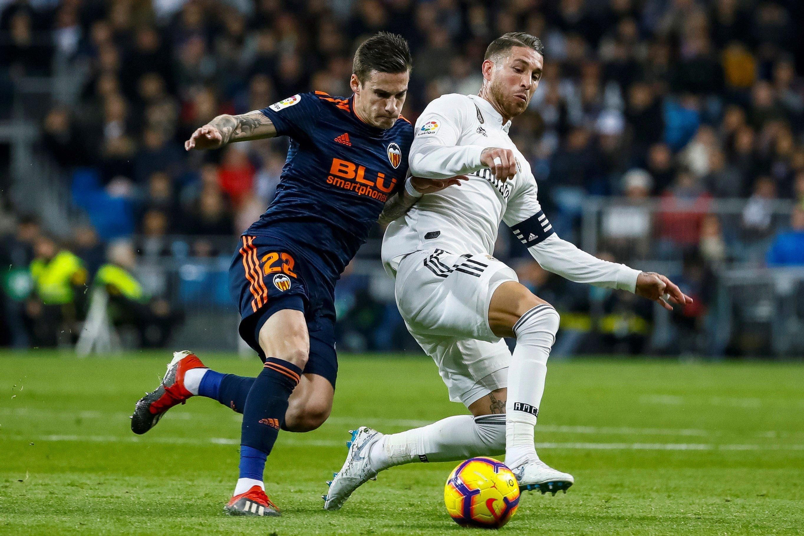 El excéltico Santi Mina trata de superar a Sergio Ramos en el partido disputado ayer en el estadio Santiago Bernabéu.