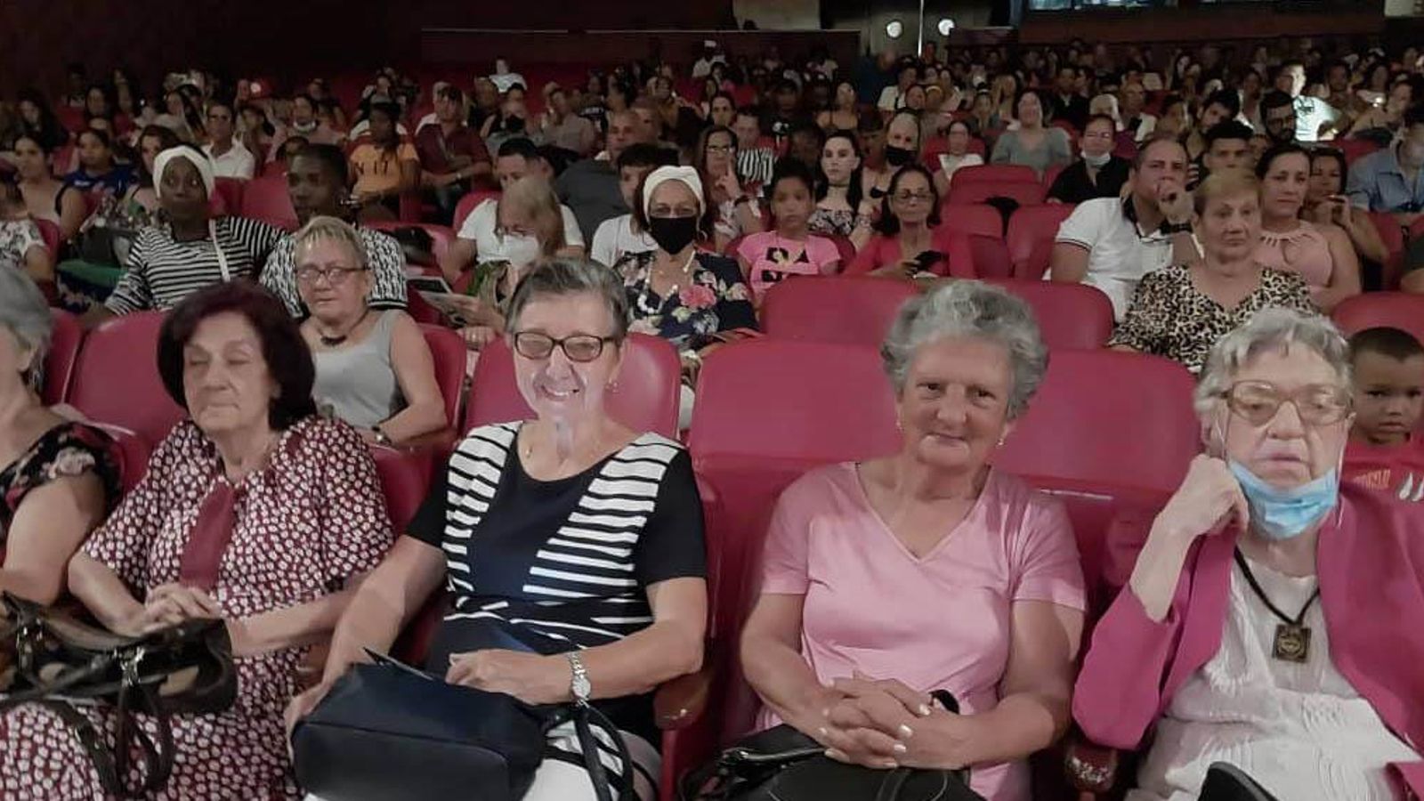 De izquierda a derecha la presidenta del CRE cubano, María Rosa de Soto y una invitada