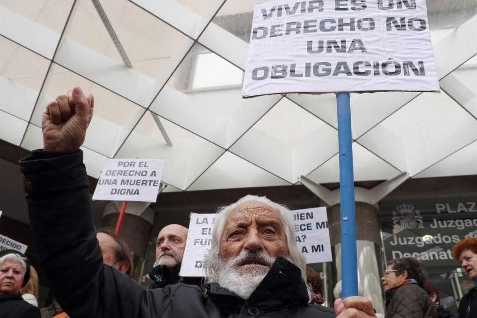 Protesta a favor de la eutanasia, en Madrid.