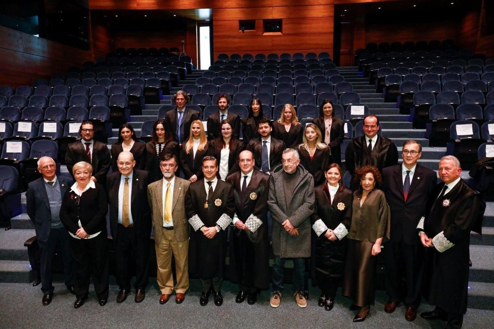 Los decanos de jueces y abogados, Germán Serrano y Lourdes Carballo, con los homenajeados durante la fiesta colegial, ayer.