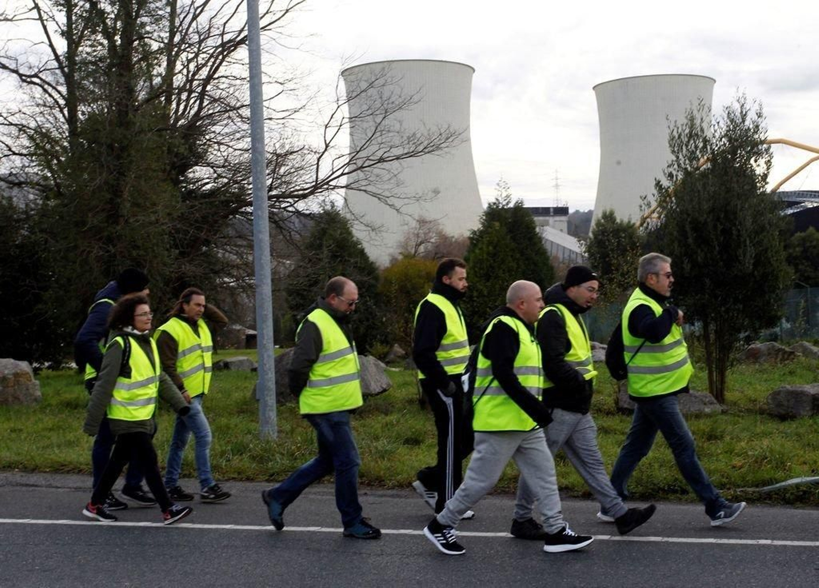 Participantes en la marcha pasan ante las instalaciones de la central térmica de As Pontes.