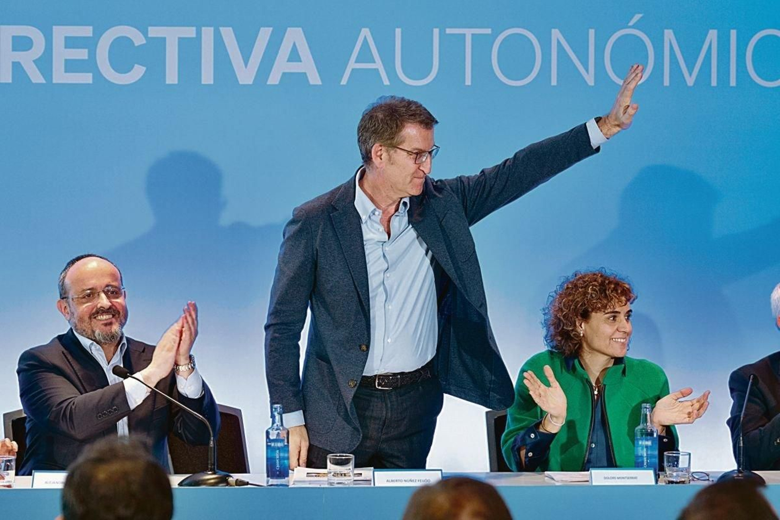 Feijóo en un acto en Cataluña entre el candidato Alejandro Fernández y Dolors Montserrat.