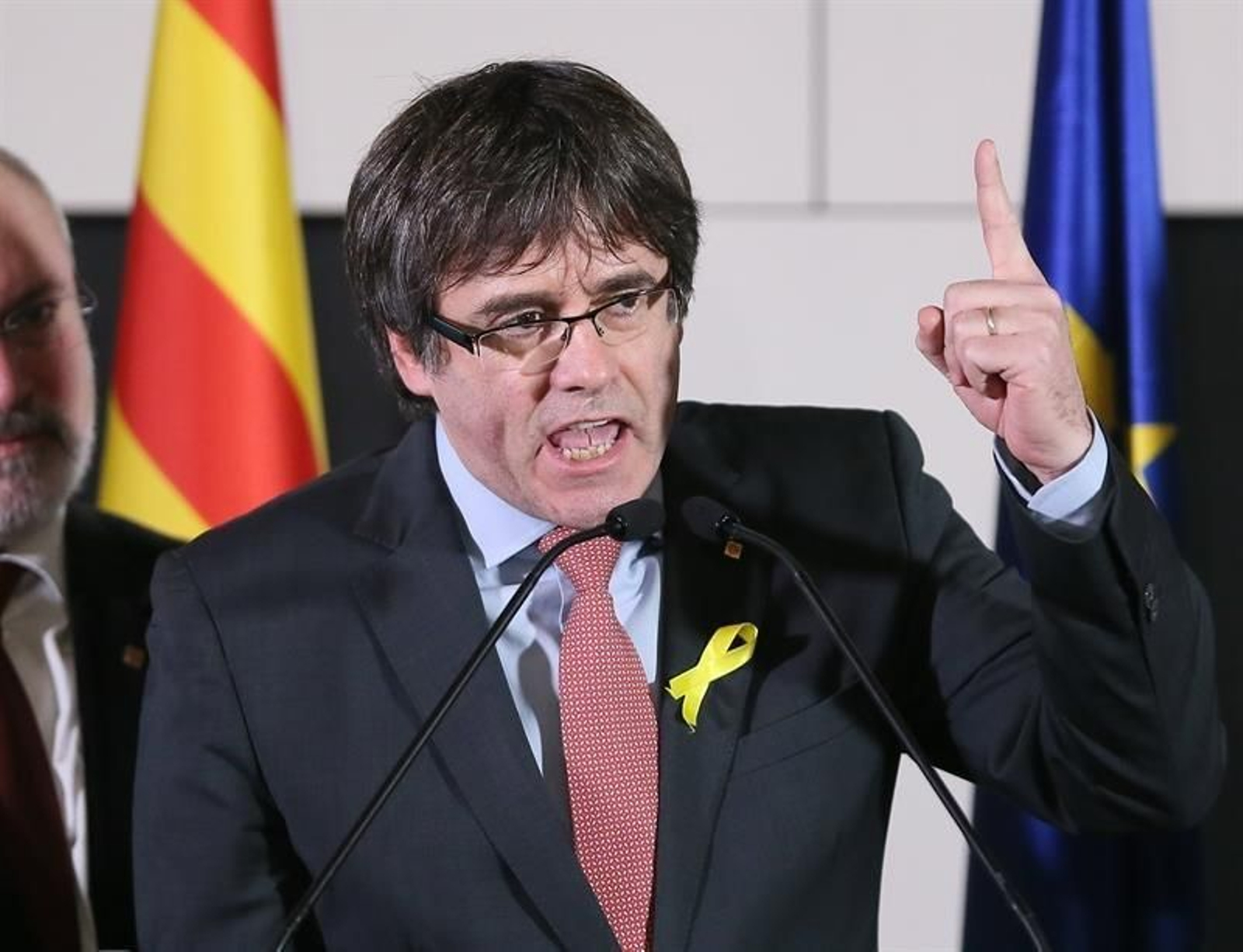 El expresidente de la Generalitat y candidato de Junts per Catalunya, Carles Puigdemont (c)