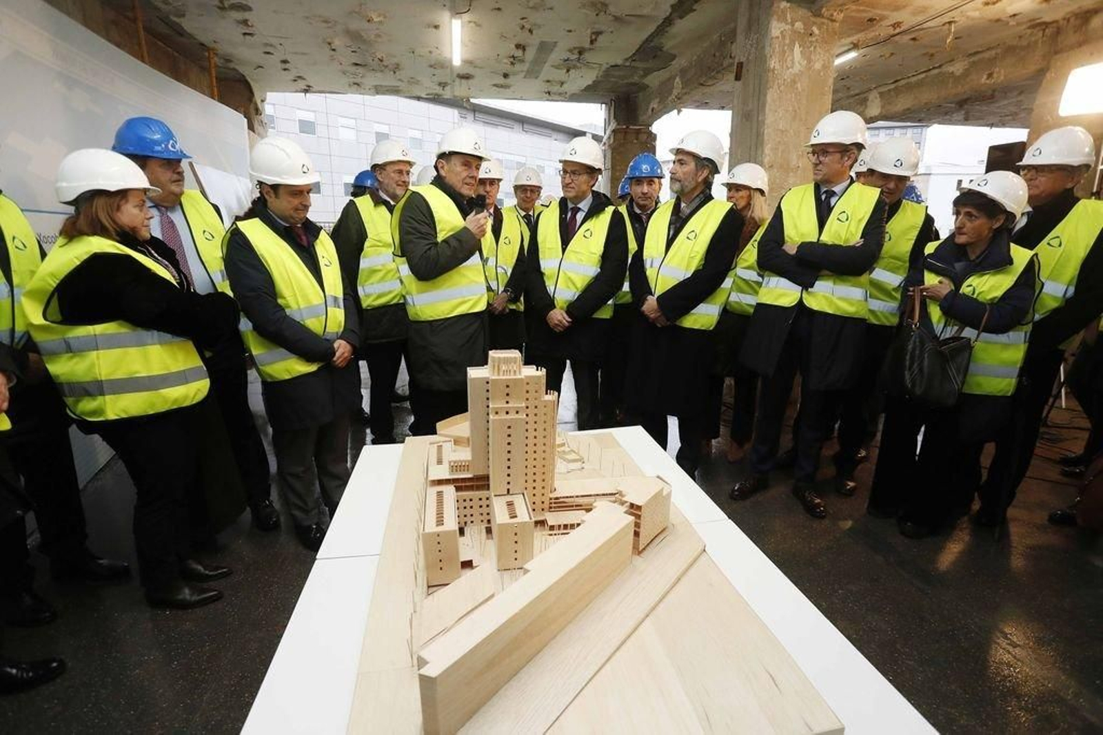 El arquitecto Alfonso Penela explica la maqueta del proyecto al presidente de la Xunta y presidente y vocales del CGPJ.