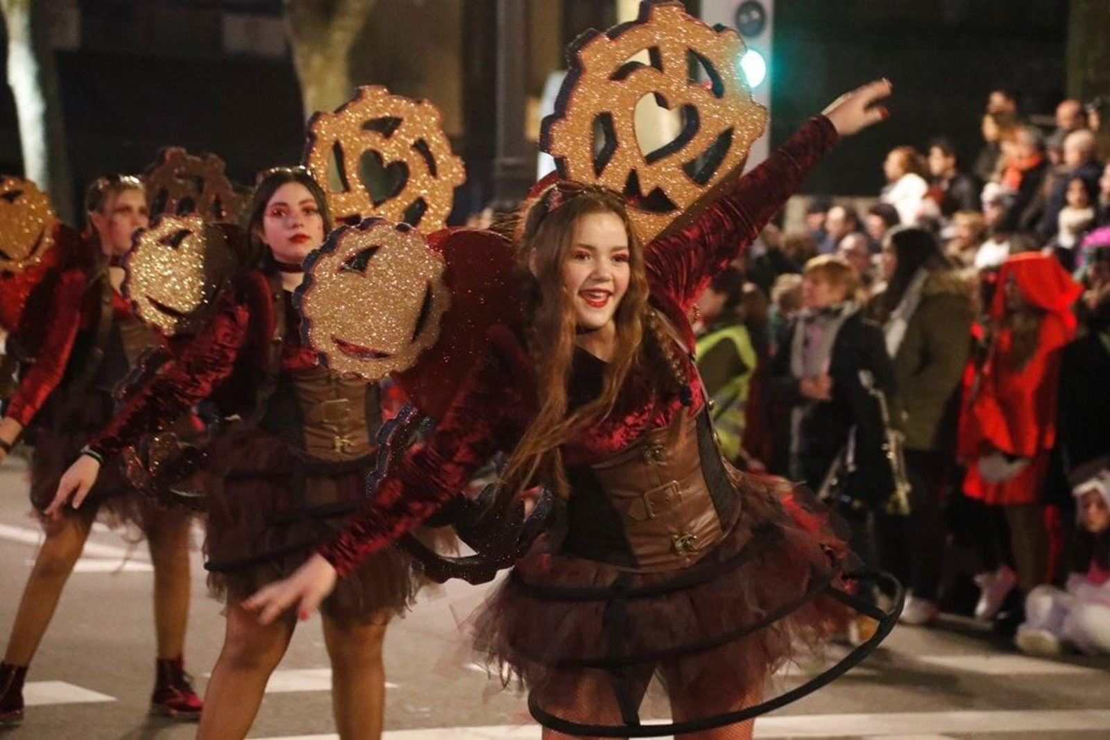 Las comparsas calientan el Entroido en Vigo Foto JVLandín 25