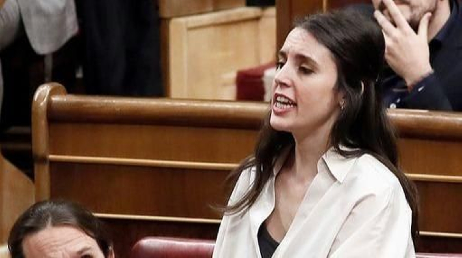 Iglesias observa atento una intervención de Montero.