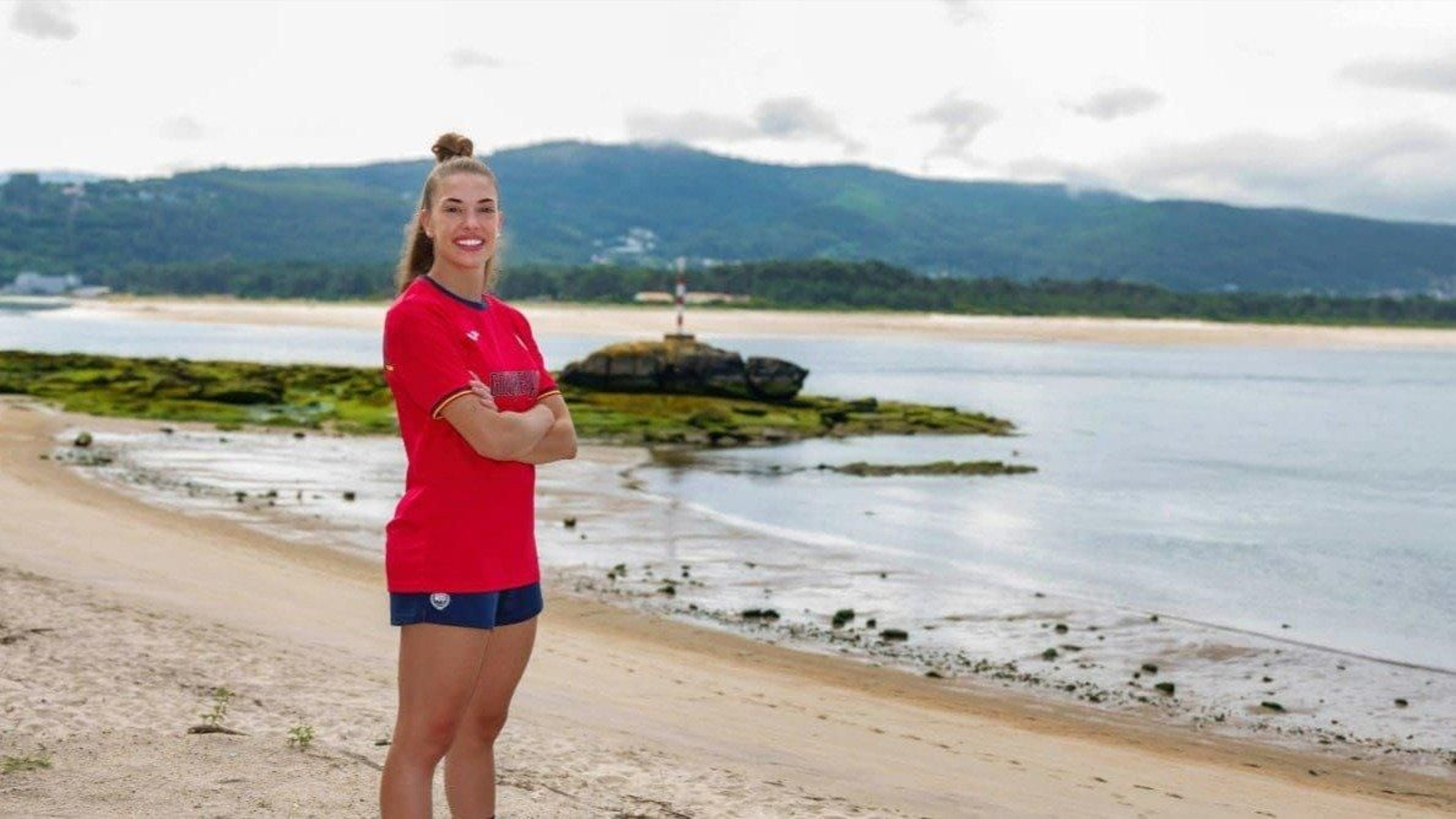 La alicantina sonríe en la guardesa playa de O Muíño. // Vicente Alonso