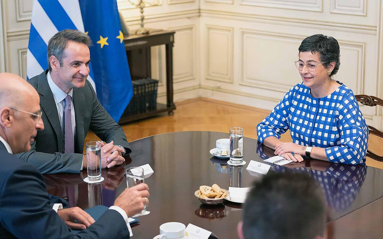 La ministra de Exteriores española, Arancha González Laya; el primer ministro griego, Kyriakos Mitsotakis (2i), y el ministro de Asuntos Exteriores de Grecia, Nikos Dendias (i). EFE/ Ministerio AAEE