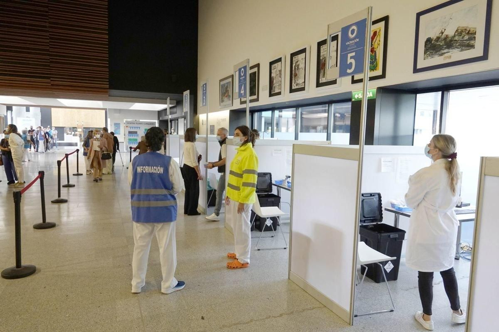 Una de las jornadas de vacunación masiva celebrada en el vestíbulo del Álvaro Cunqueiro.