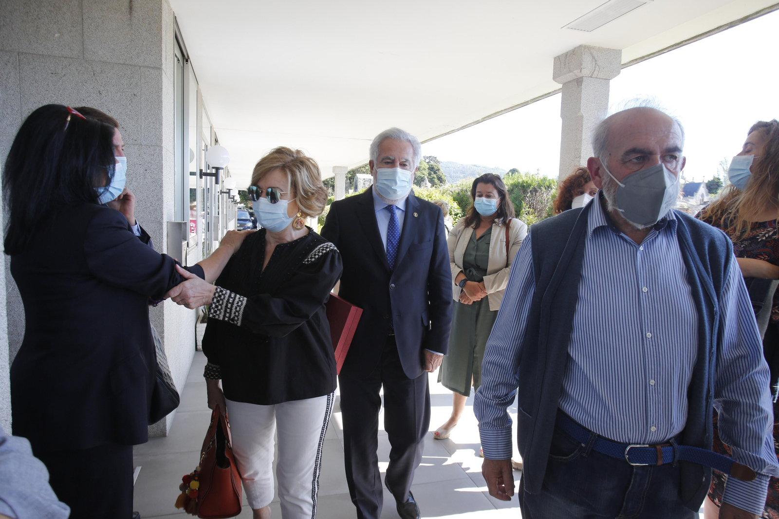 El presidente del Parlamento gallego, Miguel Santalices, junto con su mujer, a su llegada a Pereiró.