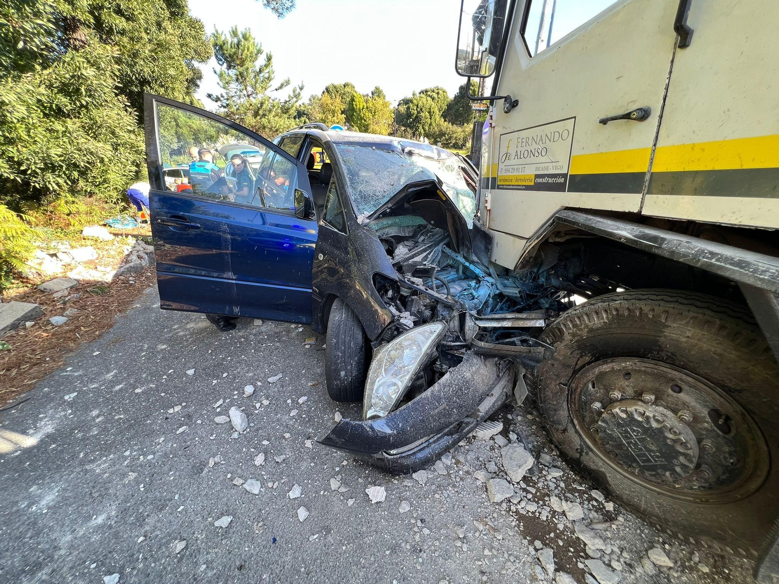 Estado en el que quedó el coche tras impactar contra el camión en Beade. // Alberte