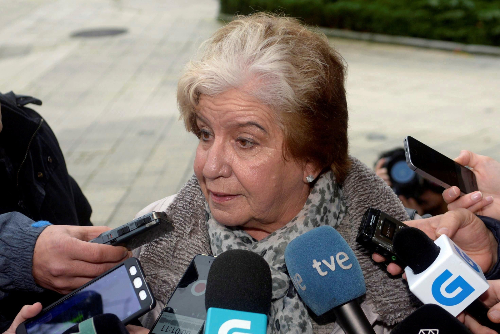 Carmen Avendaño, atendiendo a los medios de comunicación a las puertas de los juzgados.
