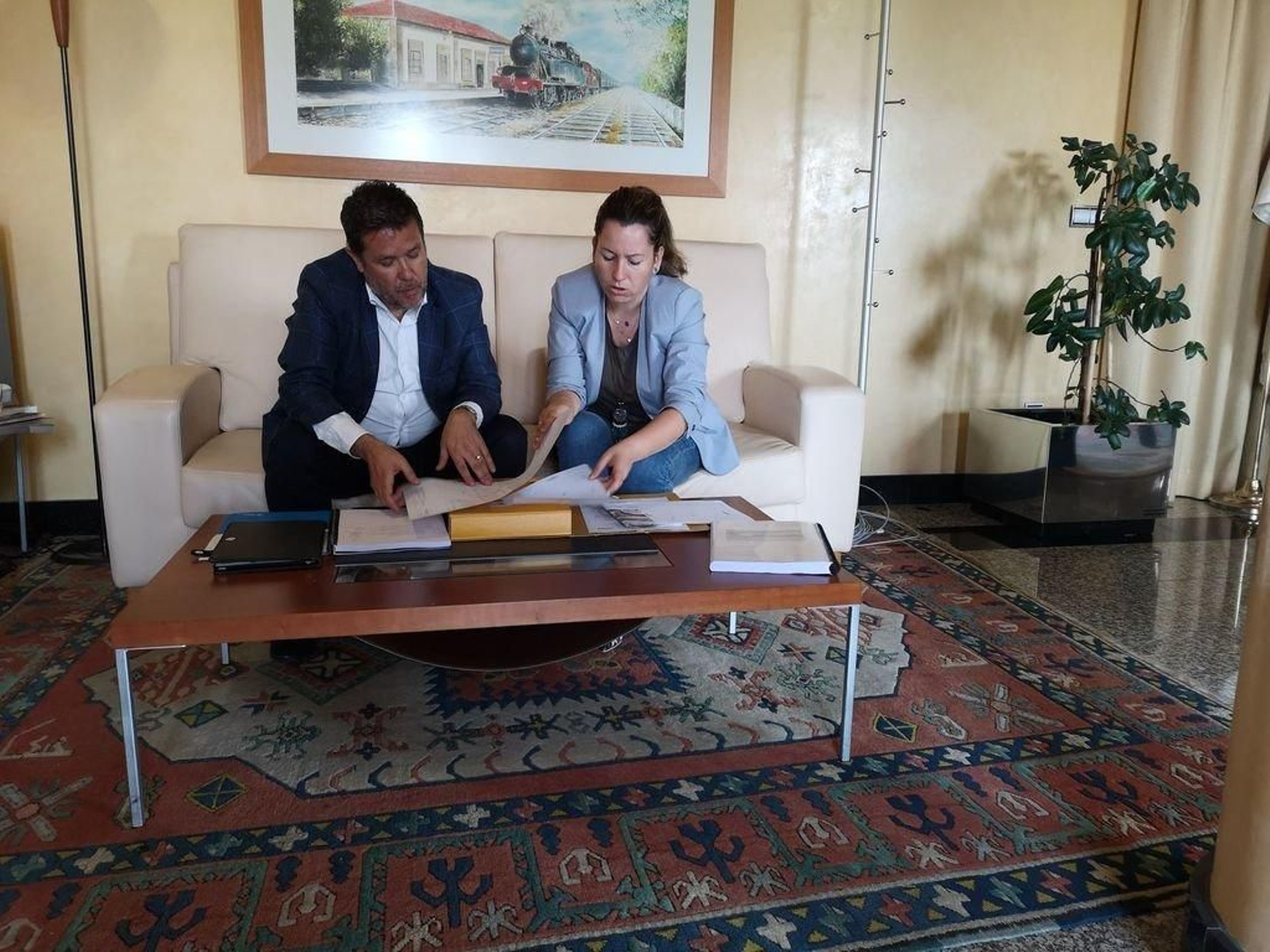 La alcaldesa, Marta Valcárcel con Perfecto Rodríguez, gerente del Consorcio de Igualdade.