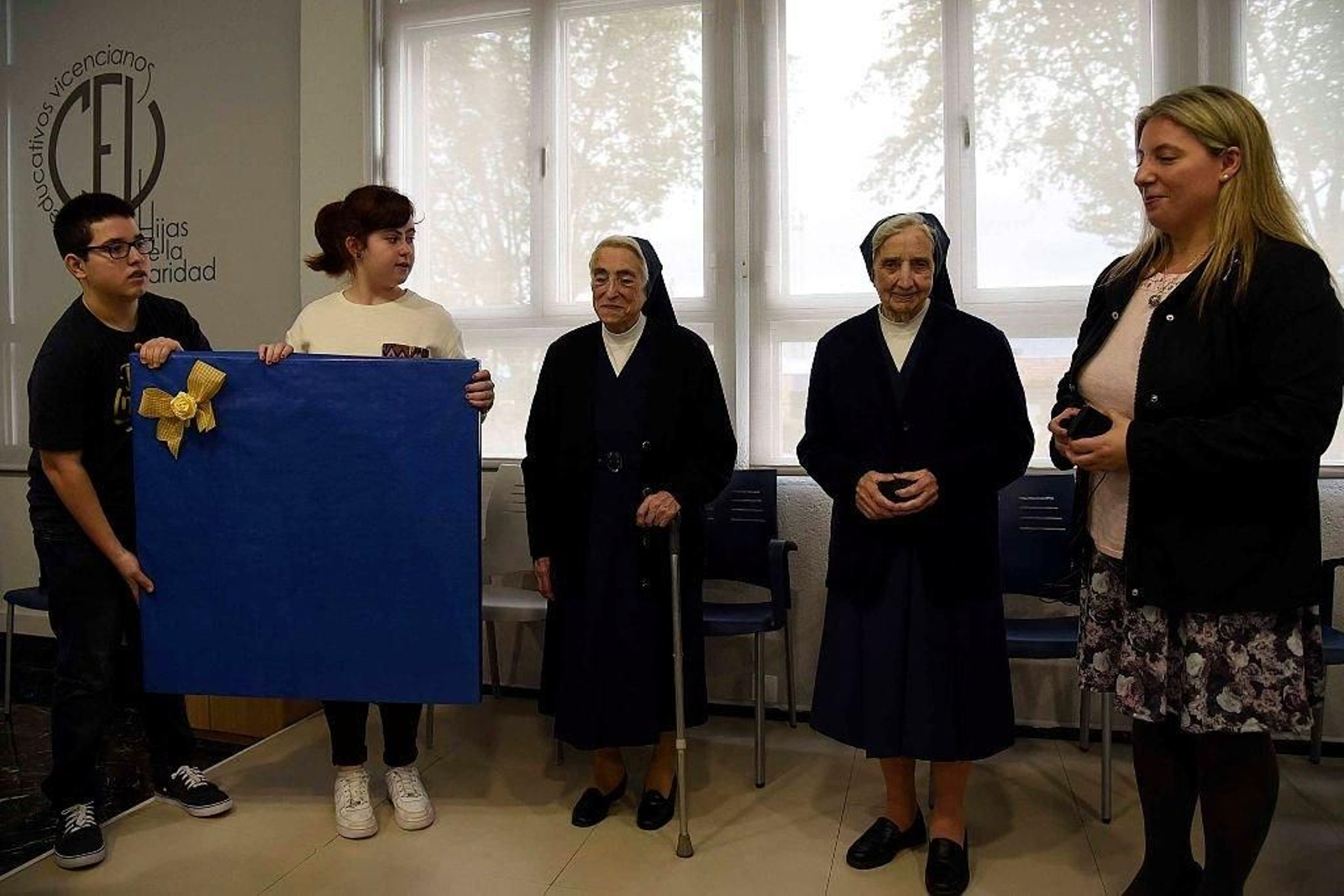 Sor Josefa y Sor Dolores, durante el acto de homenaje celebrado ayer en el Colegio Niño Jesús de Praga, donde han educado a varias generaciones de vigueses.