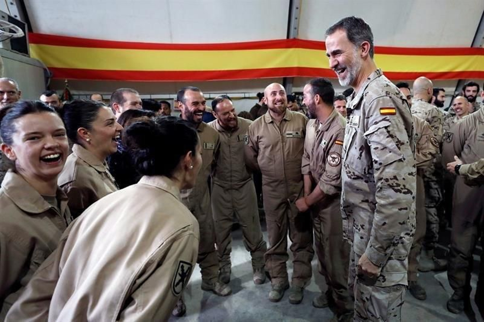 El rey Felipe VI conversa con militares españoles a su llegada este miércoles a Bagdad