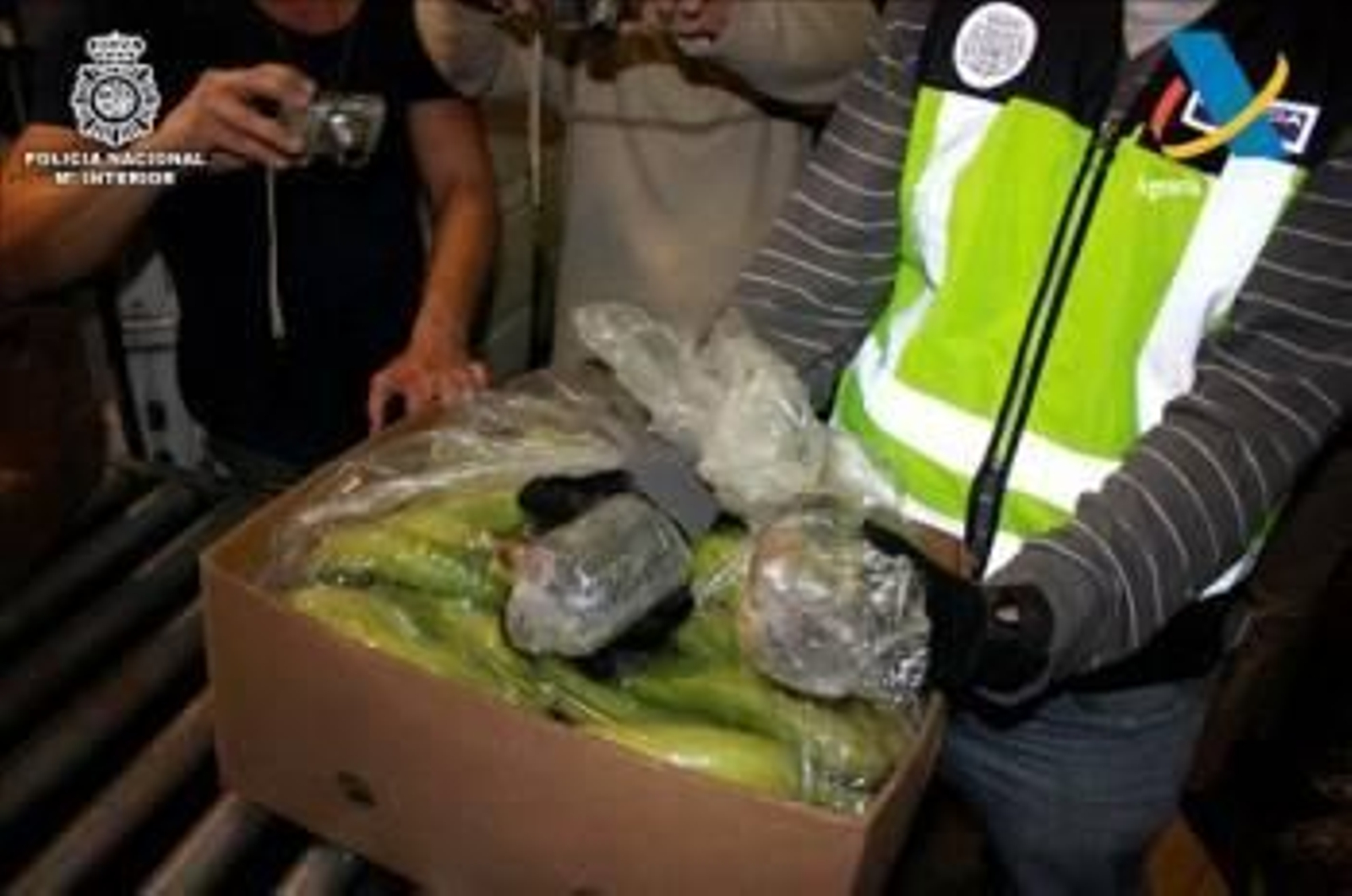 Varios policias muestran la cocaína escondida entre los plátanos. (Foto: EFE)