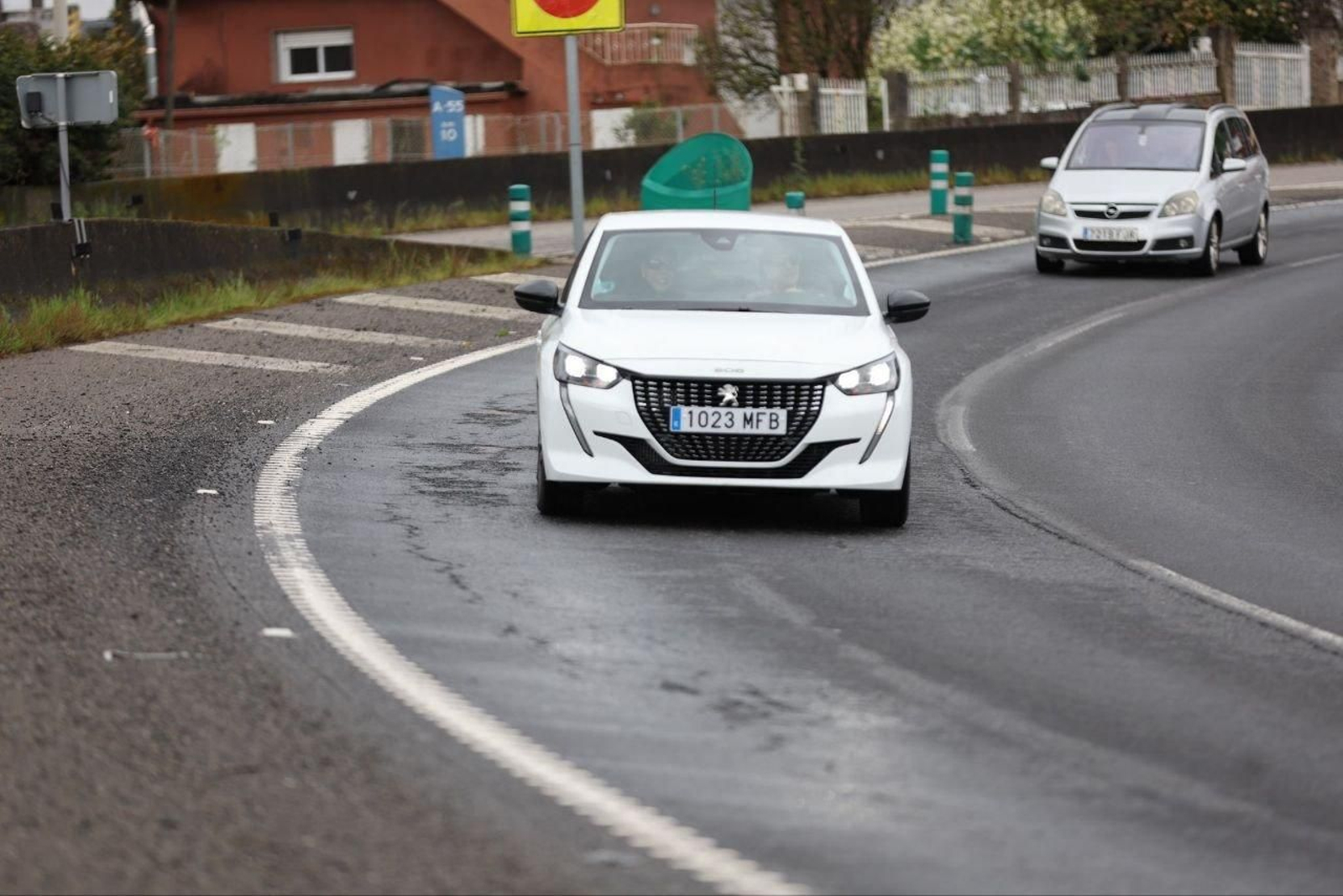 Coches circulando a través de los baches de la A-55.