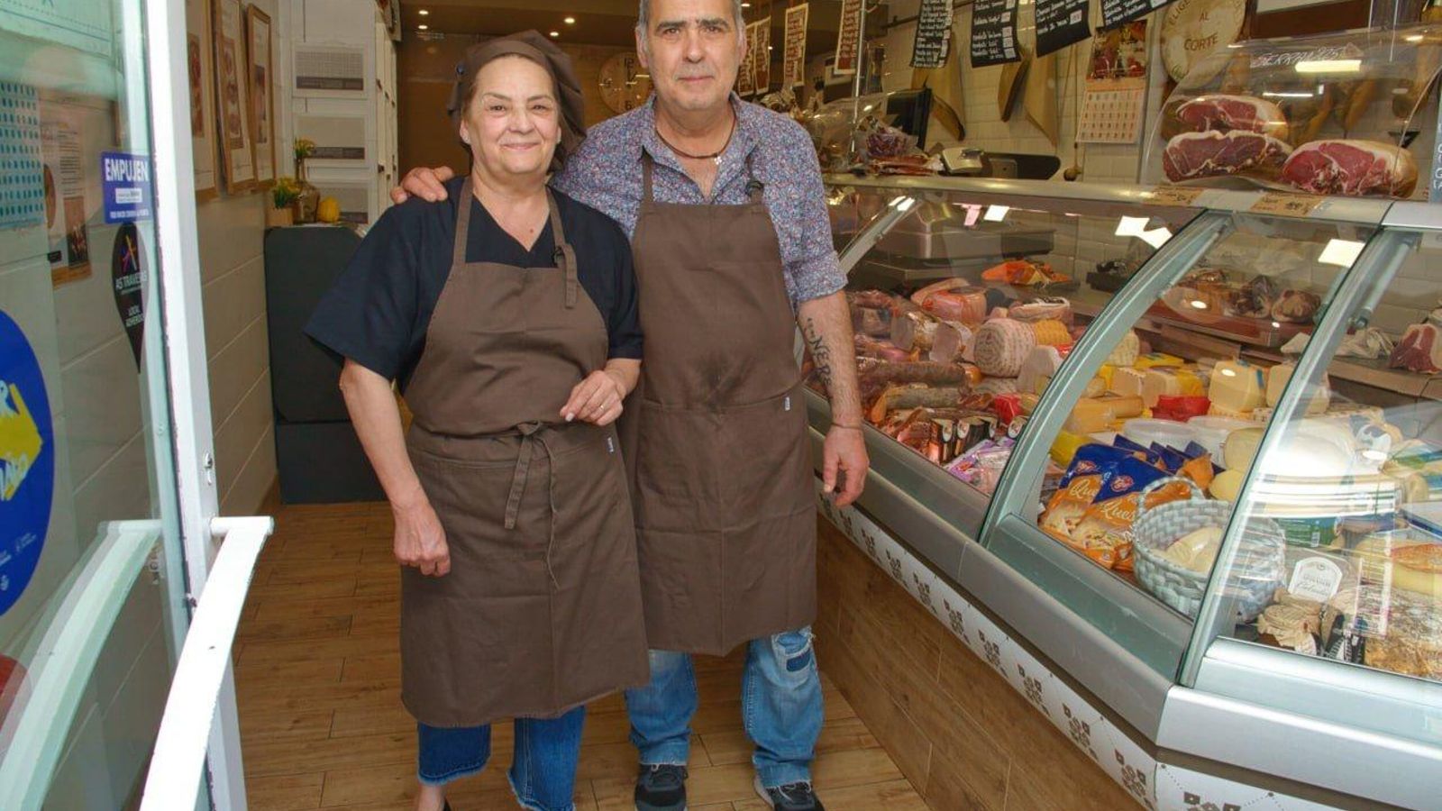 José Manuel y Pili, en el interior de su carnicería, que echará el cierre.