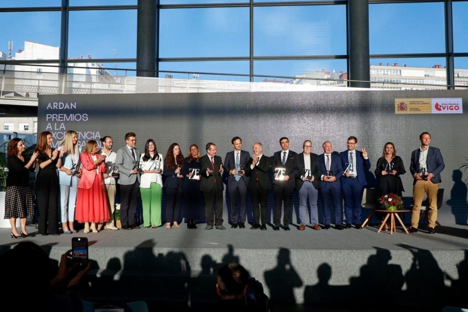 Foto de familia de todos los premiados en la gala que tuvo lugar en el Auditorio del Mar.