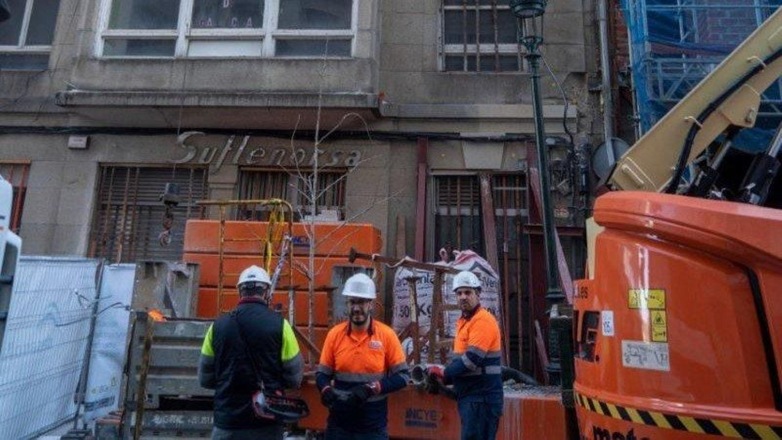 La grúa retirando las últimas sujeciones de la fachada.