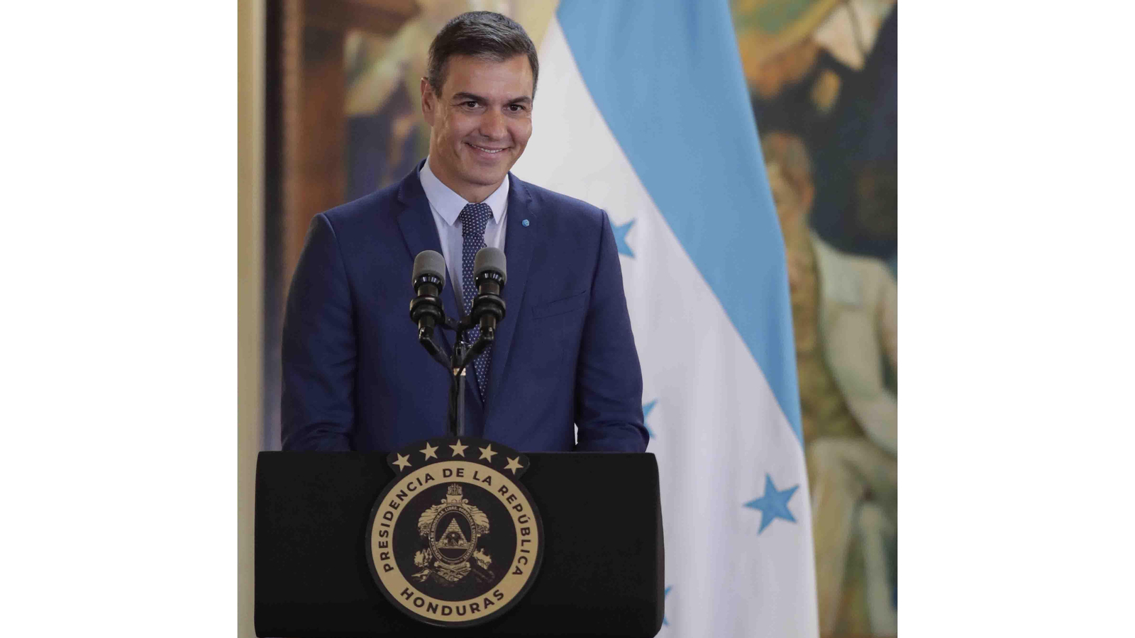 El presidente del Gobierno español, Pedro Sánchez, ofrece declaraciones a la prensa tras una reunión con la presidenta de Honduras, Xiomara Castro, en la Casa Presidencial, en Tegucigalpa (Honduras). EFE/ Bienvenido Velasco