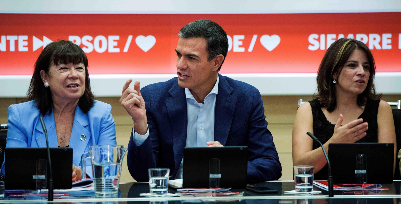 El secretario general del PSOE, Pedro Sánchez; la presidenta del partido, Cristina Narbona (i), y la portavoz, Adriana Lastra (d). EFE/Luca Piergiovanni