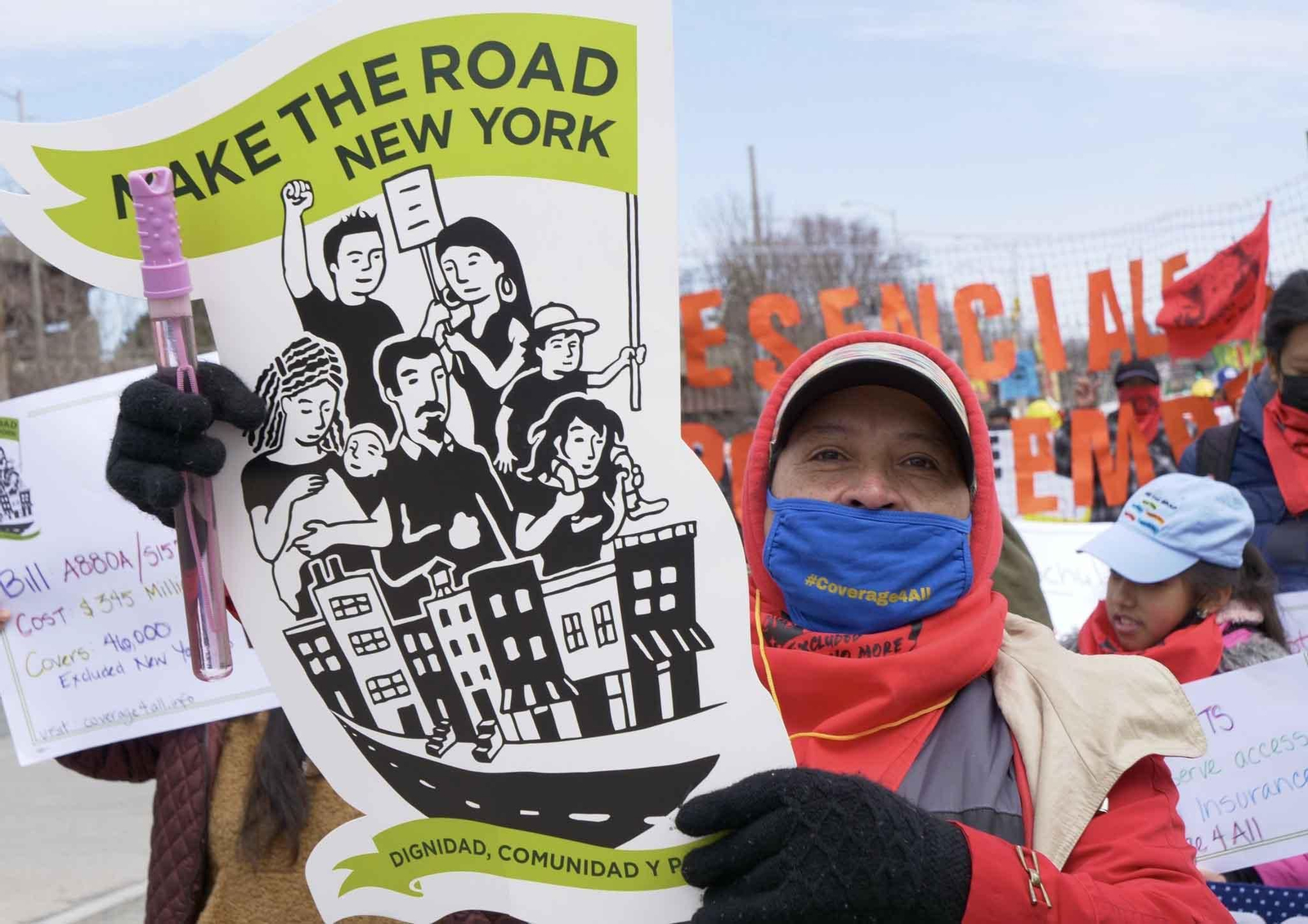 Fotografía cedida por el movimiento Make the Road New York donde aparece una mujer mientras sostiene una pancarta durante una manifestación en Albany, Nueva York (Estados Unidos). EFE/ Make The Road Ny