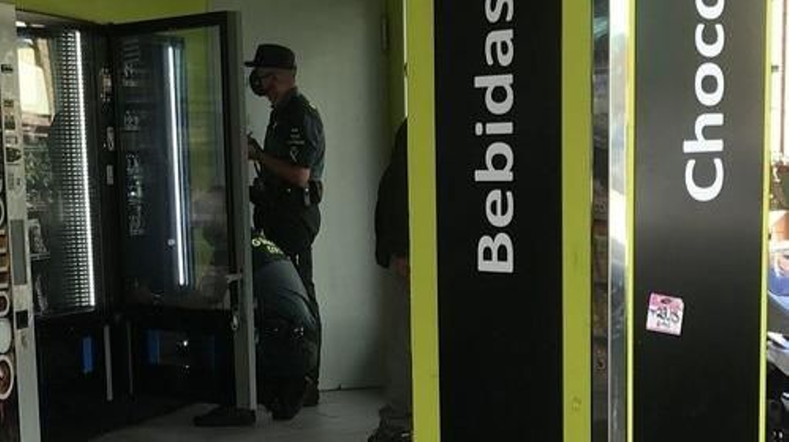 Los agentes, durante la inspección llevada a cabo ayer en Vigo.