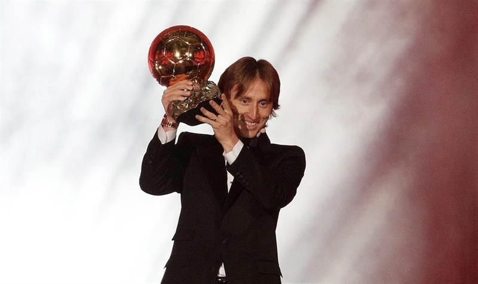 Luka Modric levanta el trofeo anoche en París.