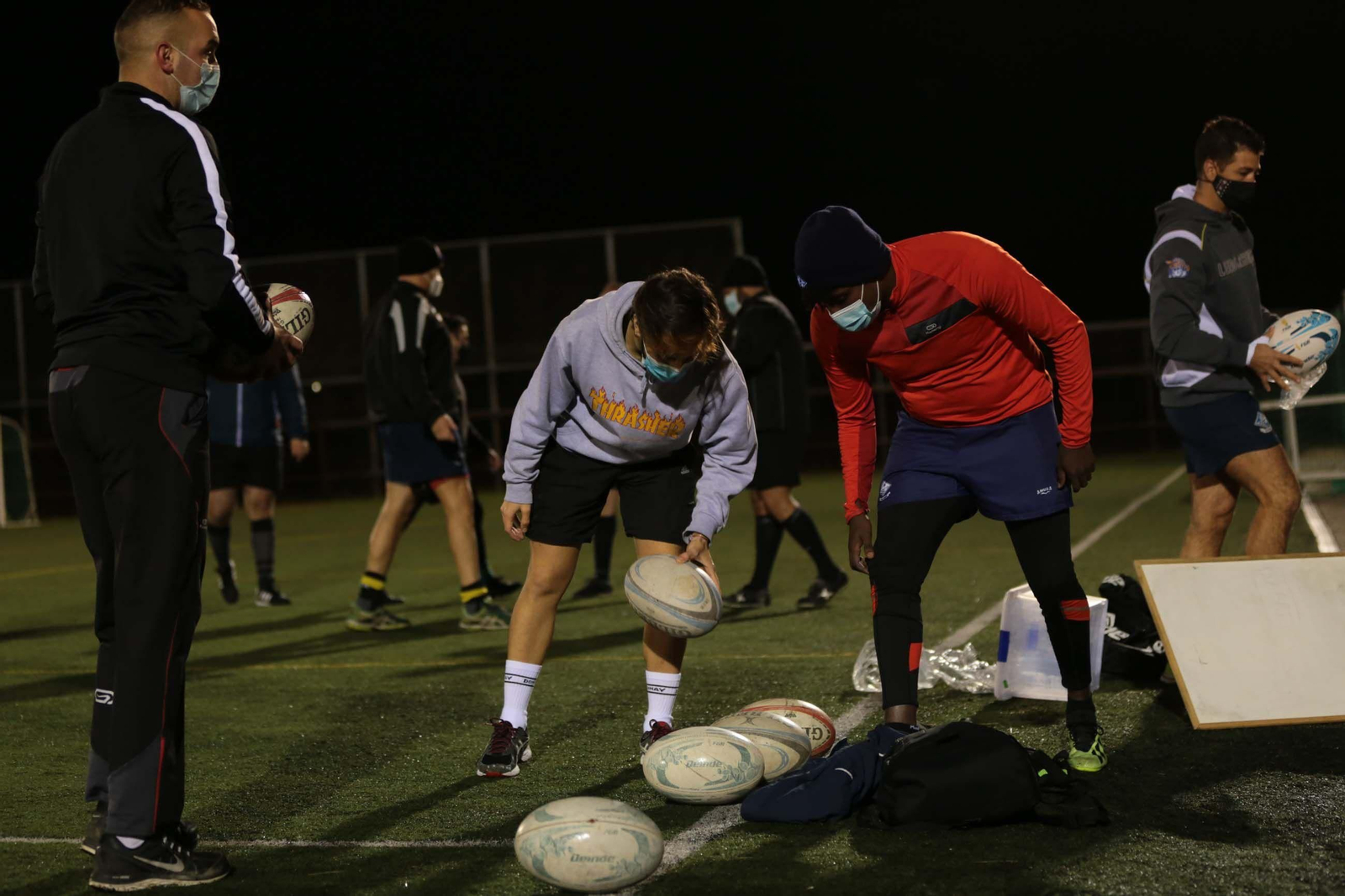 Los jugadores realizaron diversos ejerciones con y sin el balón oval.
