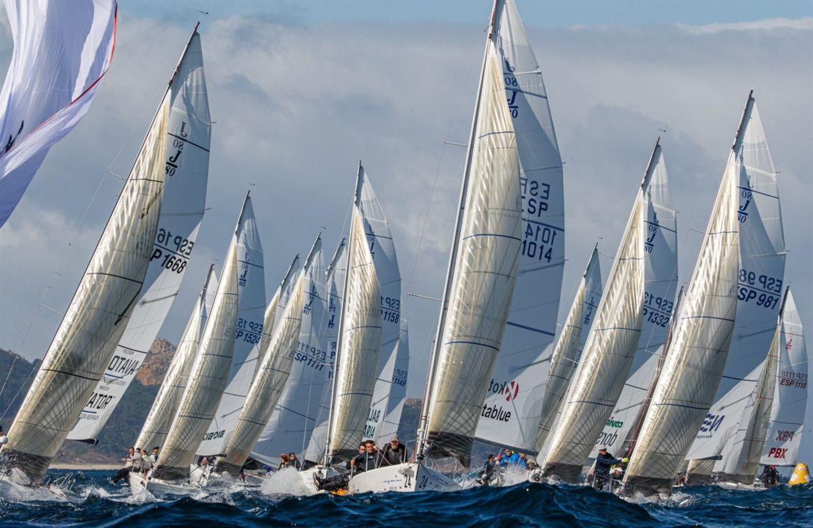 La flota pudo disfrutar ayer de un intenso viento que permitió completar tres mangas en el Mundial baionés.