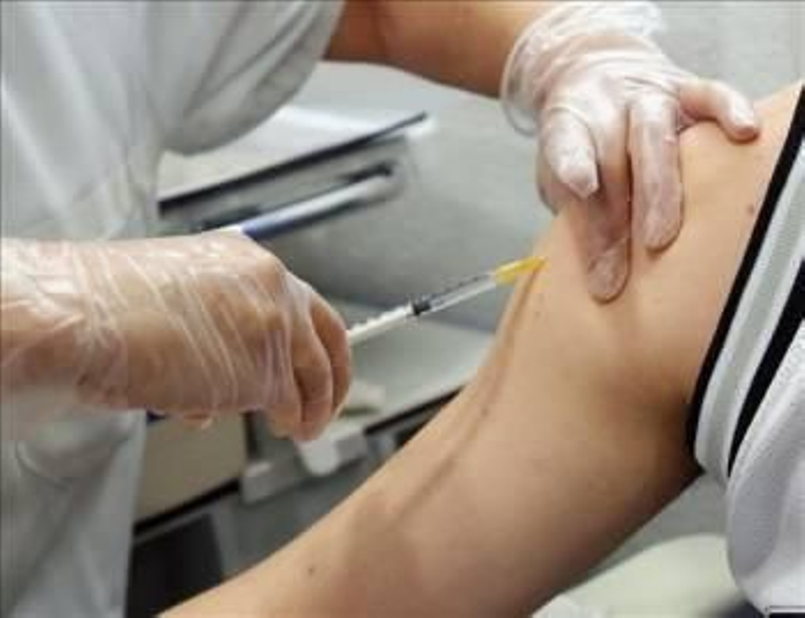 Una enfermera inyecta una vacuna terapéutica contra la tuberculosis.  (Foto: Archivo EFE)