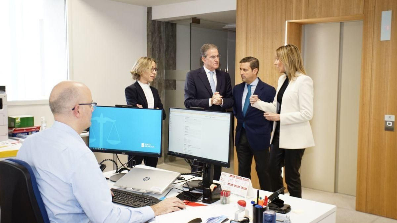 El presidente del TSXG, en el Mercantil de Vigo el día de su mudanza.