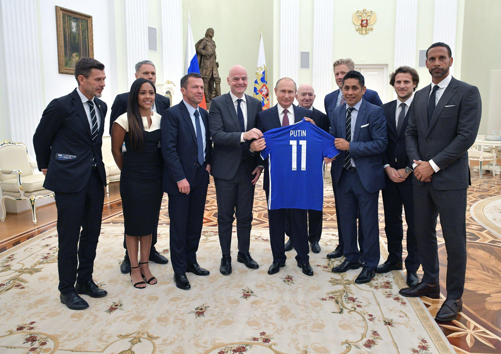 Putin (centro), ayer en la reunión con las leyendas del fútbol.