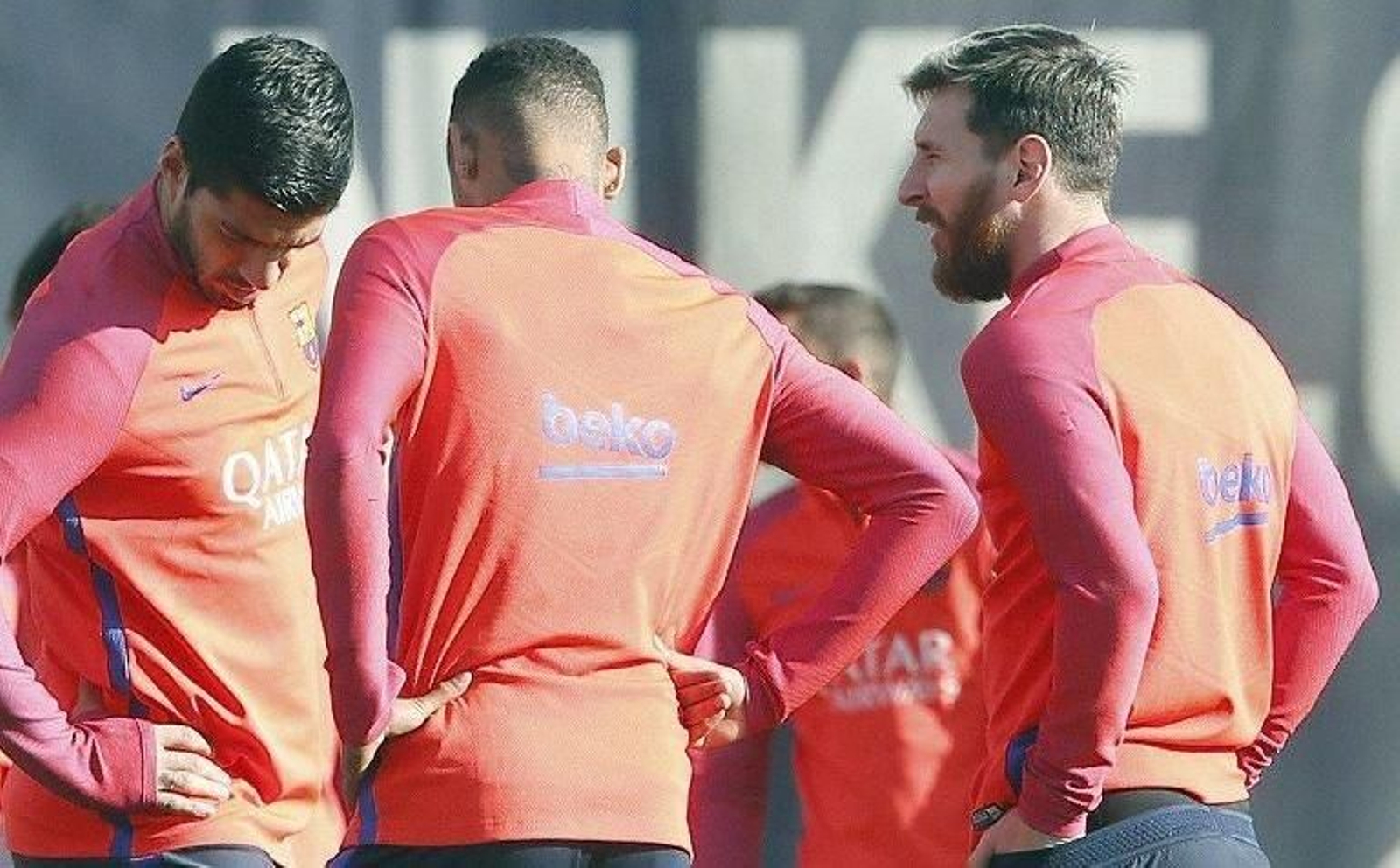 Messi charla con Luis Suárez y Neymar en un entrenamiento.
