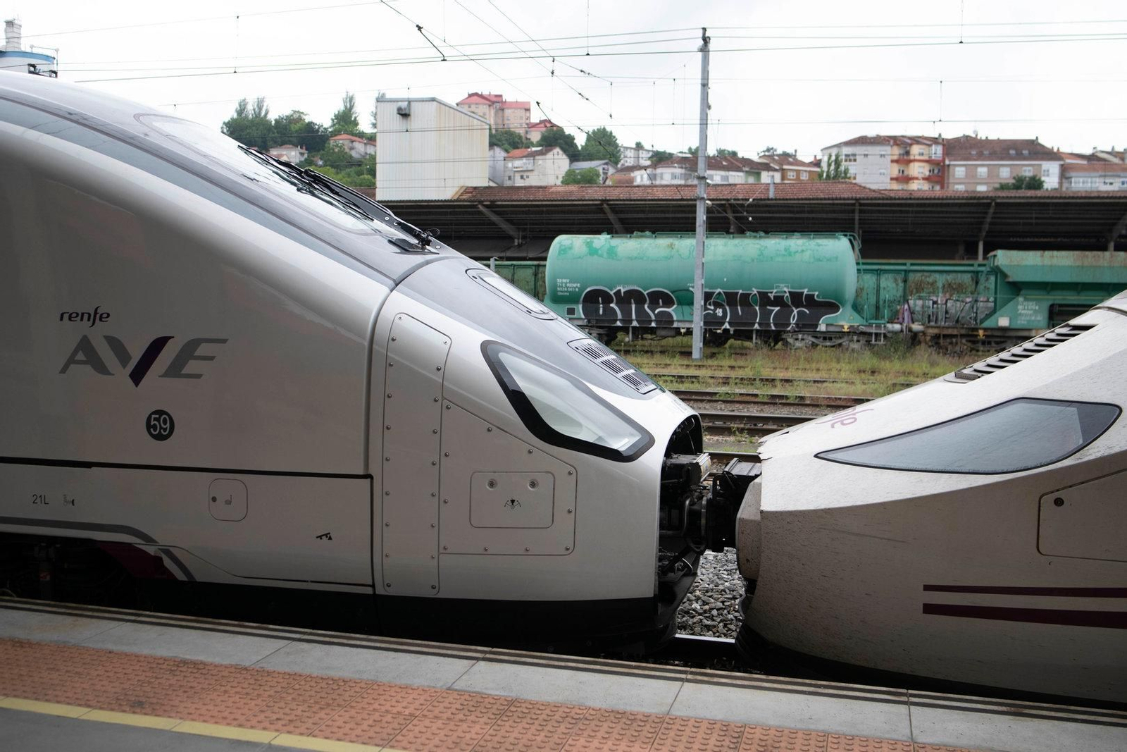 El tren tuvo que ser remolcado hasta la estación de Ourense.