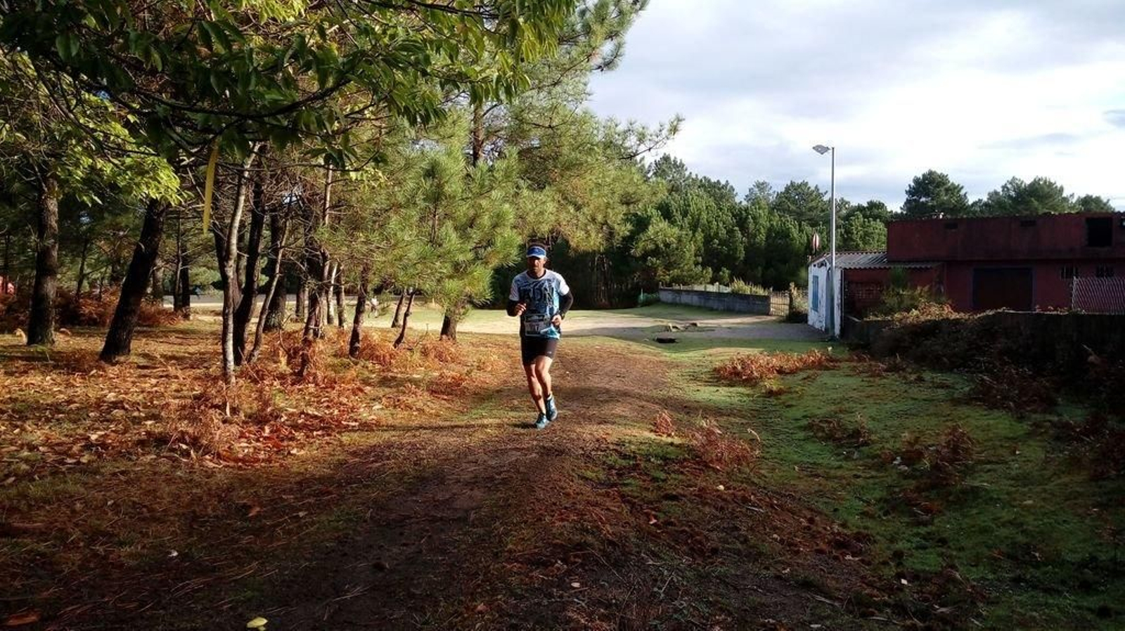 Los corredores se enfrentaron a un trazado humedecido por la lluvia.