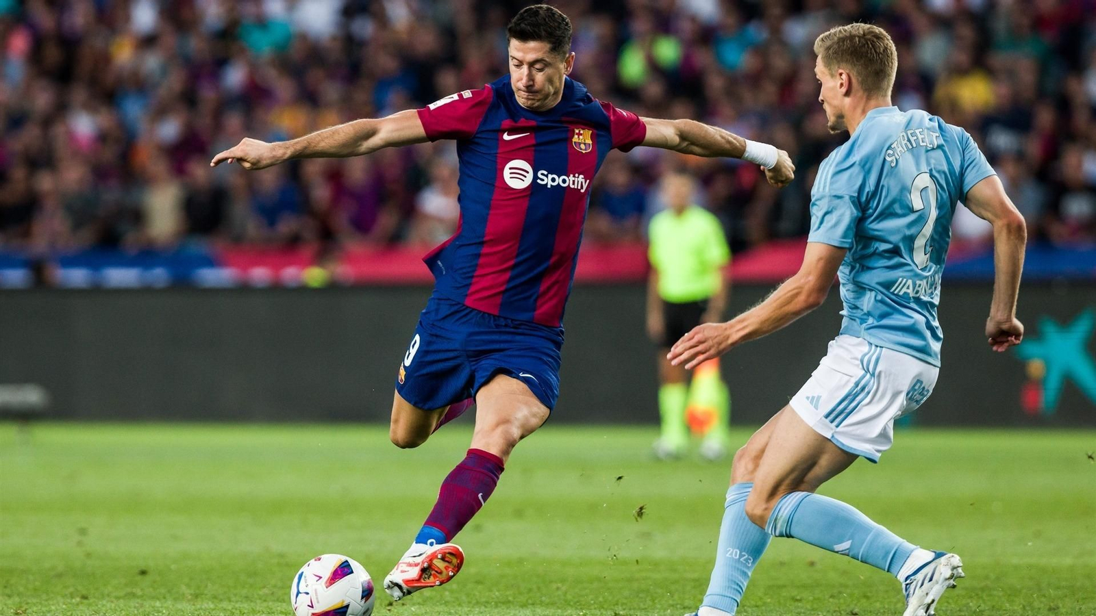 Remate de Lewandowski ante Starfelt. // E.P.