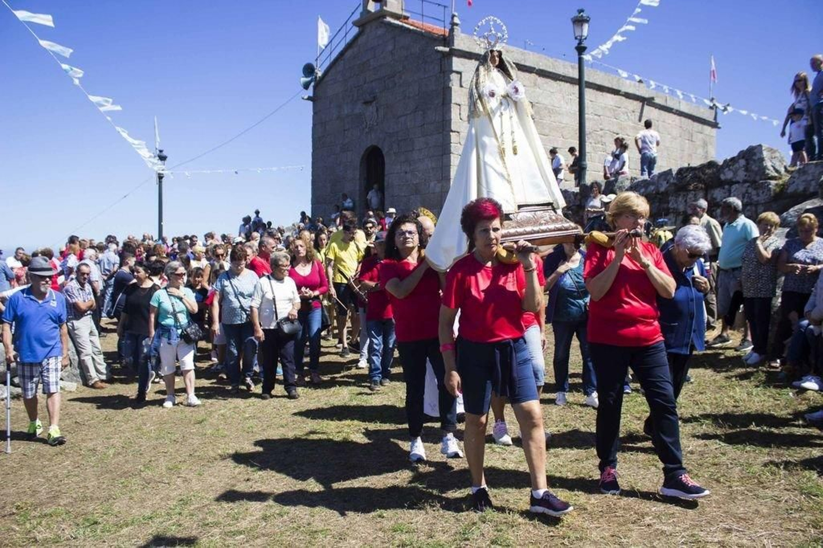 Numerosos fieles acudieron a la procesión de la Virgen del Alba, después de la misa solemne ya celebrada en la ermita, donde recibirá a San Bartolomeu,                     en la Romería do Medo, el próximo día 24.