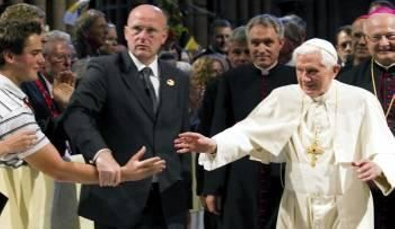El papa Benedicto XVI saluda al llega la catedral de Friburgo, al sur de Alemania. (Foto: MICHAEL KAPPELER)